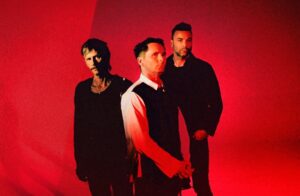 Muse обрушили на нас тяжёлую новинку — слушаем «Cryogen» с грядущего альбома The Wow! Signal
